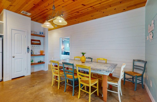Port Aransas House | Shared Pool, Ample Parking, Golf Cart Access