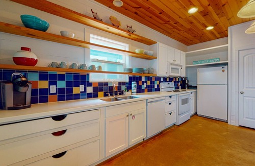 Port Aransas House | Shared Pool, Ample Parking, Golf Cart Access