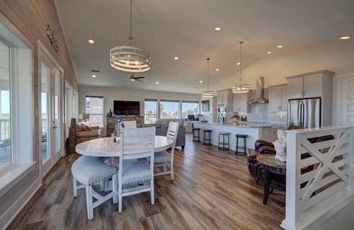 Port Aransas House | Shared Pool, Golf Cart Included, Pet Friendly, Boardwalk to Beach