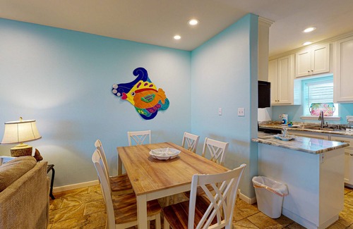 Port Aransas Condo | Shared Pool, Walk Path to Beach, Golf Cart Access