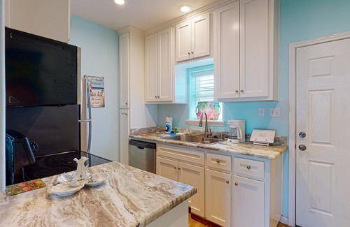Port Aransas Condo | Shared Pool, Walk Path to Beach, Golf Cart Access