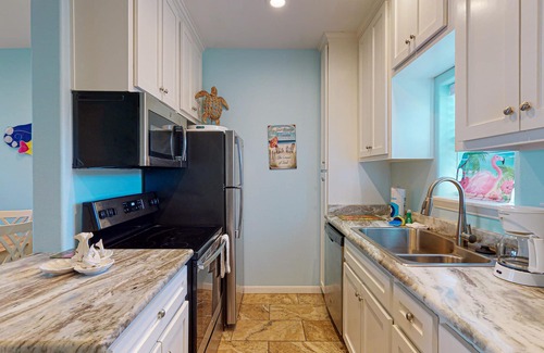 Port Aransas Condo | Shared Pool, Walk Path to Beach, Golf Cart Access
