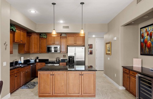 Foothills House | Shared Poolside Fun~Hot Tub~Gym & More