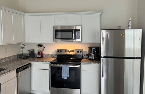 Church Street House | Shared Room in a townhome 15 mins from the city + No cleaning fee