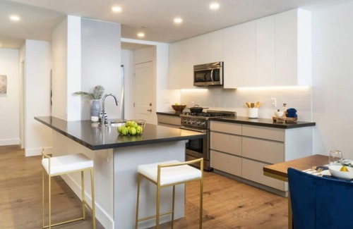 Sharon Heights Condo | Sharon Green: Bright 3BR Condo