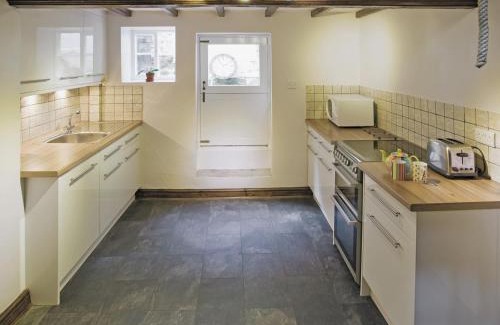 Robin Hood's Bay House | Sharrowhead Cottage - E4044