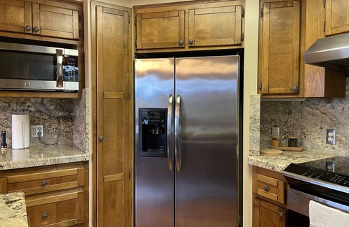 Lakehead Villa | Shasta Lake Zen House:Stunning Views, Spacious 4BR W Game Room, Family & Friends