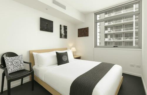 Darling Harbour Apartment | SHE35 - CBD Darling Harbour Views with Pool & Gym Access
