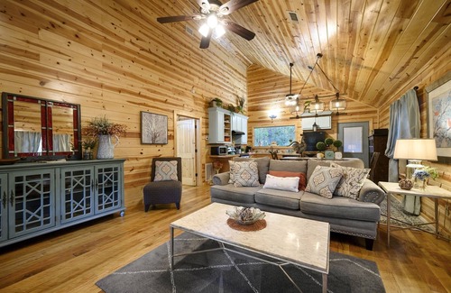 Broken Bow Cabin | Shear Comfort|Farmhouse Style|Honeymoon Cabin