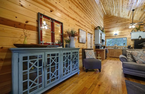 Broken Bow Cabin | Shear Comfort|Farmhouse Style|Honeymoon Cabin