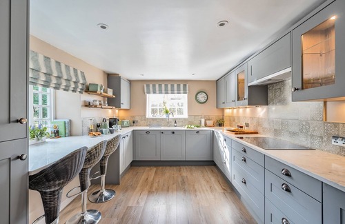 Chard Cottage | Shedrick Cottage - sleeps 6 guests in 3 bedrooms