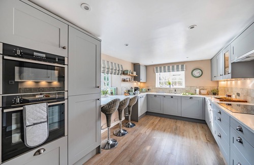 Chard Cottage | Shedrick Cottage - sleeps 6 guests in 3 bedrooms