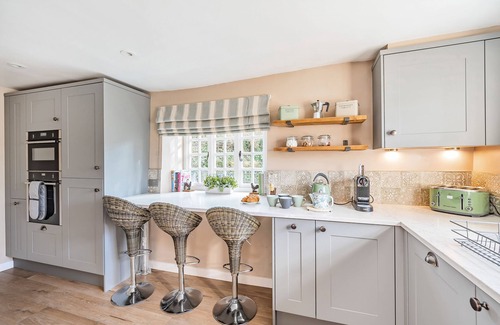 Chard Cottage | Shedrick Cottage - sleeps 6 guests in 3 bedrooms