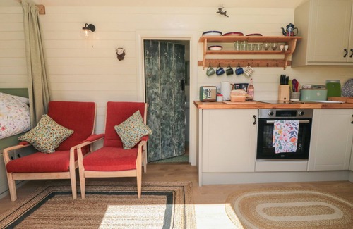 Chop Gate Cottage | SHEEP COTE SHEPHERDS HUT, romantic, with a garden in Stokesley