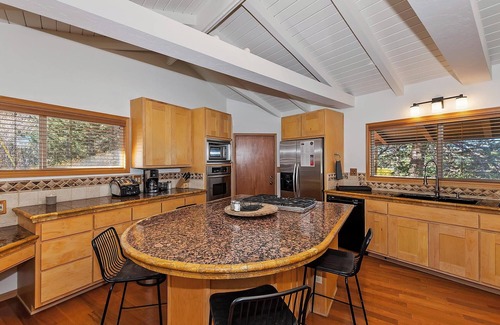 Moonridge Cabin | Sheephorn Lodge by Destination Big Bear : Amazing Views from the Wrap Around Deck! Central Heating and Air Conditioning! Hot Tub! Walk to Bear Mountain!
