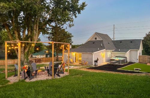 Shelbyville House | Shelbyville Farmhouse with Hot Tub, Fire Pit and Grill