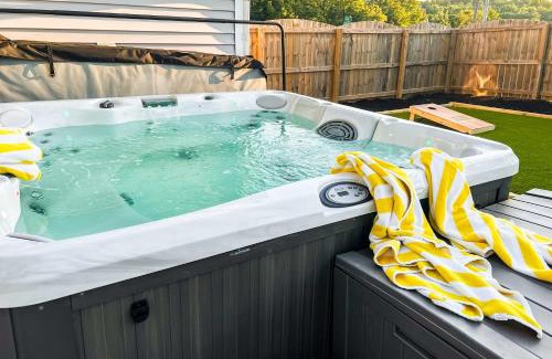 Shelbyville House | Shelbyville Farmhouse with Hot Tub, Fire Pit and Grill
