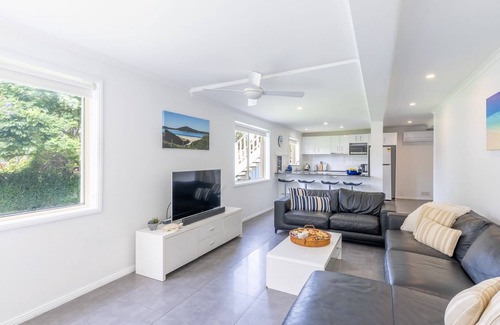 Fingal Bay House | Shells on the Shore 2, 9 Lentara St - Air Con, Wi-Fi, Linen, Bed Making