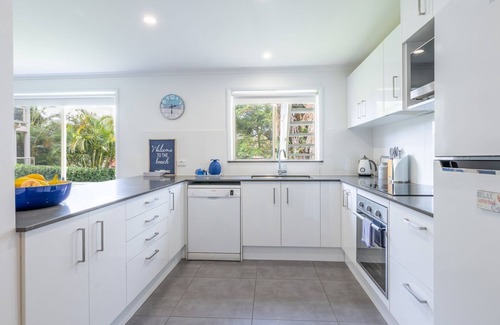 Fingal Bay House | Shells on the Shore 2, 9 Lentara St - Air Con, Wi-Fi, Linen, Bed Making
