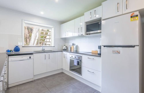 Fingal Bay House | Shells on the Shore 2, 9 Lentara St - Air Con, Wi-Fi, Linen, Bed Making