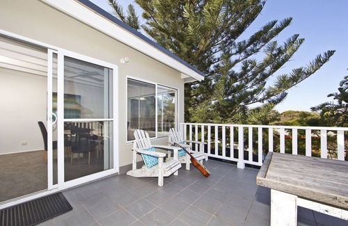 Fingal Bay House | Shells on The Shore - Fingal Bay - 200 mtrs to beach