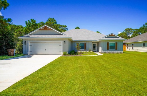 Navarre House | Shelluva Good Time - 3 King Beds 8 Min to Beach