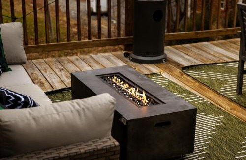 Shenandoah House | Shenandoah dog friendly cabin with river access, hot tub, fire pit, BBQ, outdoor dining
