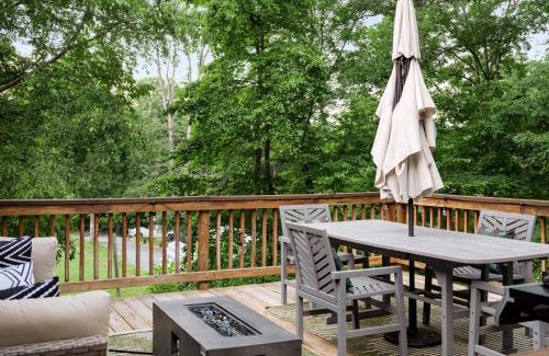 Shenandoah House | Shenandoah dog friendly cabin with river access, hot tub, fire pit, BBQ, outdoor dining