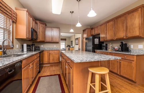 The Galena Territory House | Shenandoah Fall Retreat - 6BR w/Hot Tub, Fitness Room, Pool Table & Fire Pit