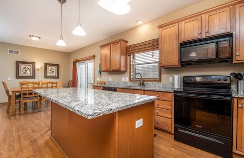 The Galena Territory House | Shenandoah Fall Retreat - 6BR w/Hot Tub, Fitness Room, Pool Table & Fire Pit