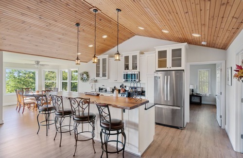 Bentonville House | Shenandoah mountain view home King bed StarLink EV port river access 90 min DC