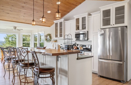 Bentonville House | Shenandoah mountain view home King bed StarLink EV port river access 90 min DC