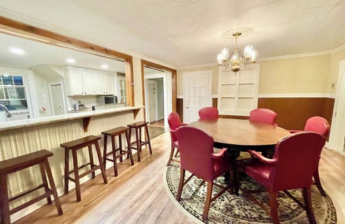 Luray House | Shenandoah Views All Suites Spa tub Near Caverns