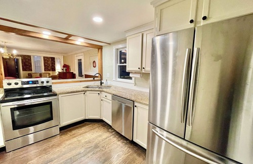 Luray House | Shenandoah Views All Suites Spa tub Near Caverns