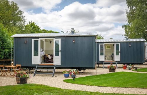 Northmoor Apartment | Shepherd's Hut The Burrow