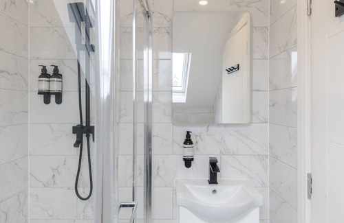 Askew Apartment | Shepherds Bush | 2 Bed Apartment TF