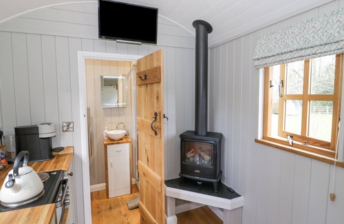 Lyth Hill Cottage | SHEPHERDS HUT AT LYTHWOOD, pet friendly, with a garden in Shrewsbury