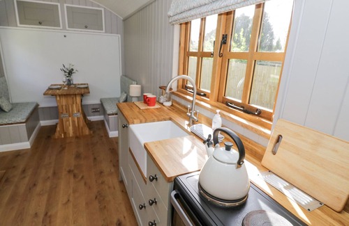 Lyth Hill Cottage | SHEPHERDS HUT AT LYTHWOOD, pet friendly, with a garden in Shrewsbury