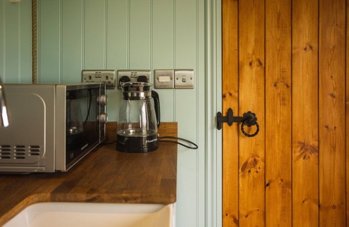 Overton-on-dee Apartment | Shepherds Hut in rural meadow ~ Mulsford Cottage