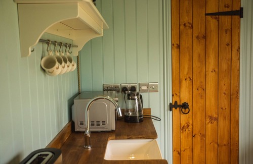 Overton-on-dee Apartment | Shepherds Hut in rural meadow ~ Mulsford Cottage