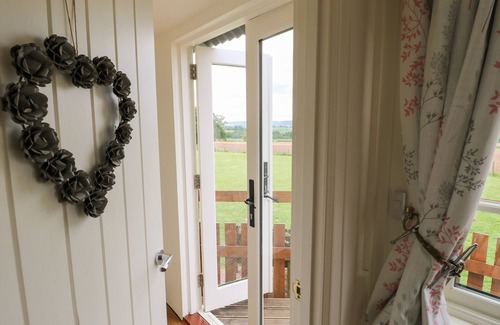 Rugeley Cottage | SHEPHERDS HUT, pet friendly, with hot tub in Rugeley