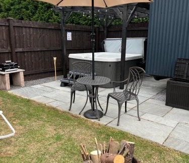 Coxley Apartment | Shepherds Hut with Hot Tub