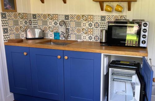 Coxley Apartment | Shepherds Hut with Hot Tub