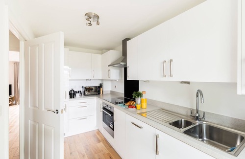 Birmingham City Centre House | Sherlock Modern Home by Svelte Living