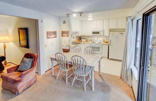 Mammoth Lakes Condo | Sherwin Villas | Free Shuttle & Near Skiing!
