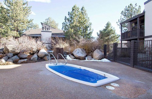 Mammoth Lakes Condo | Sherwin Villas | Free Shuttle & Near Skiing!