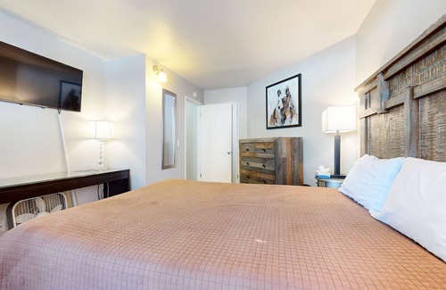 Mammoth Lakes Condo | Sherwin Villas Retreat | Walk Everywhere!