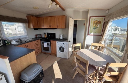 Chapel Saint Leonards Apartment | Sherwood 307 - Golden Palm, ramped veranda, central heating, bed linen, WiFi - Meadow Lakes Caravan & Lodge Hire