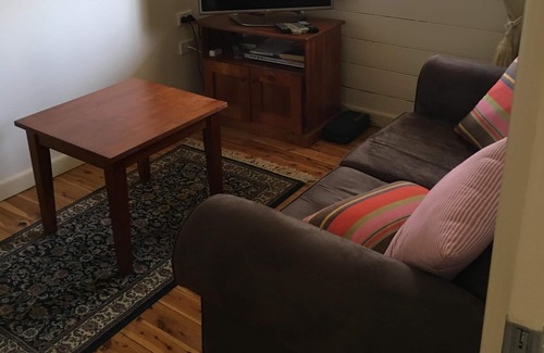 Bowral Cottage | Sherwood Cottage- 5 mins walk to town, yet lovely private position, pets welcome
