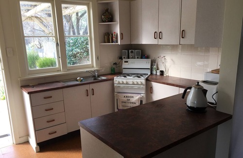 Bowral Cottage | Sherwood Cottage- 5 mins walk to town, yet lovely private position, pets welcome